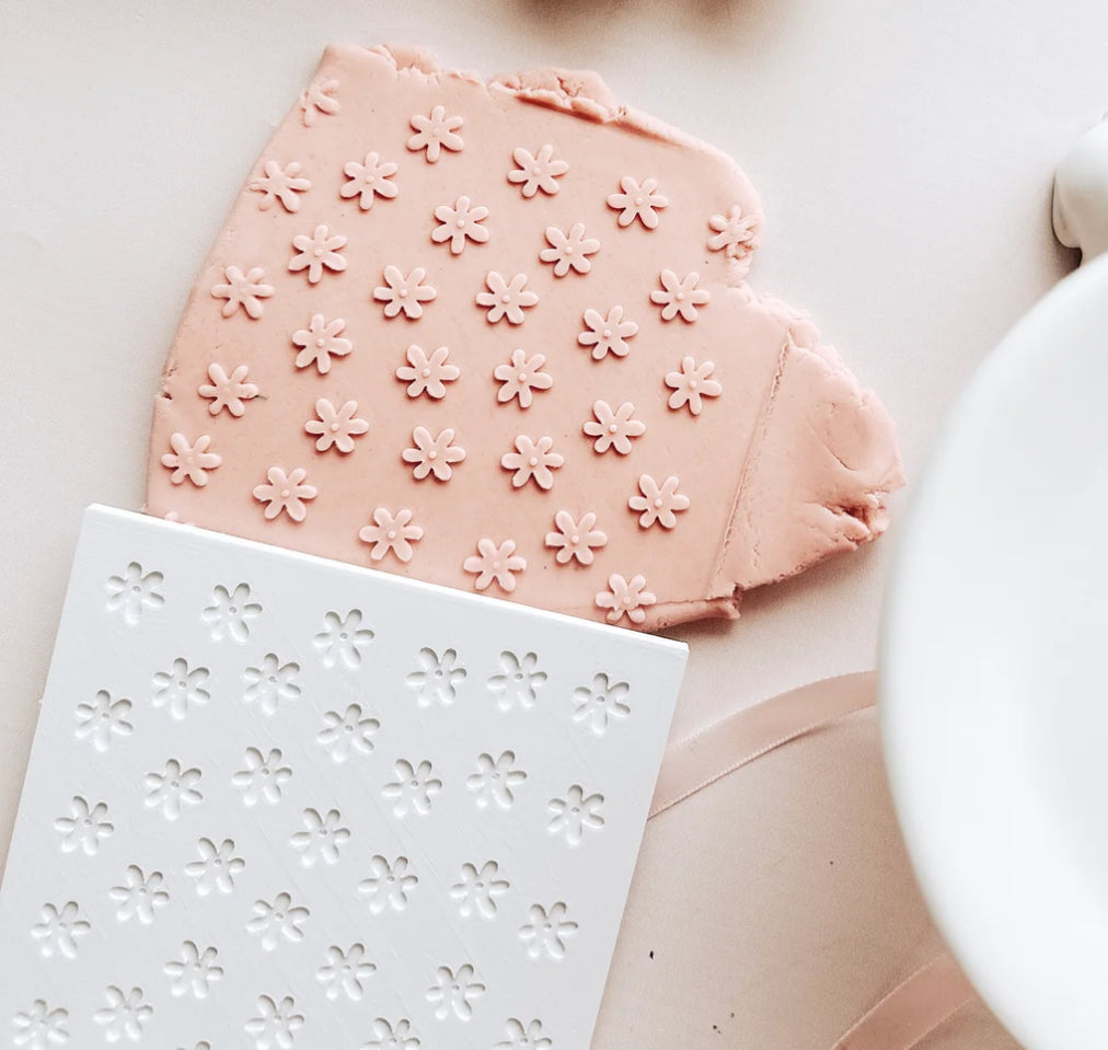 Small daisy flower pattern