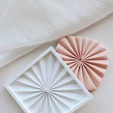 Abstract fanned pattern plate